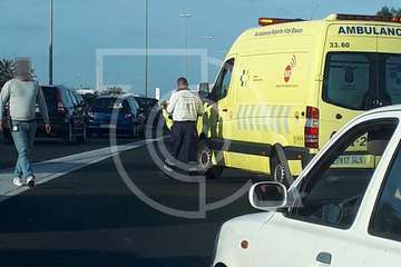 Un motorista se fractura una pierna en un accidente en la GC-1, a la altura de La Mareta (Foto TA)